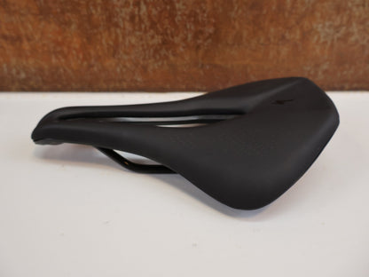 Sattel von Specialized, SPECIALIZED POWER COMP SATTEL / 155 MM / BODY GEOMETRY / CR-MO vor USEDBIKES-OB.DE Hintergrund