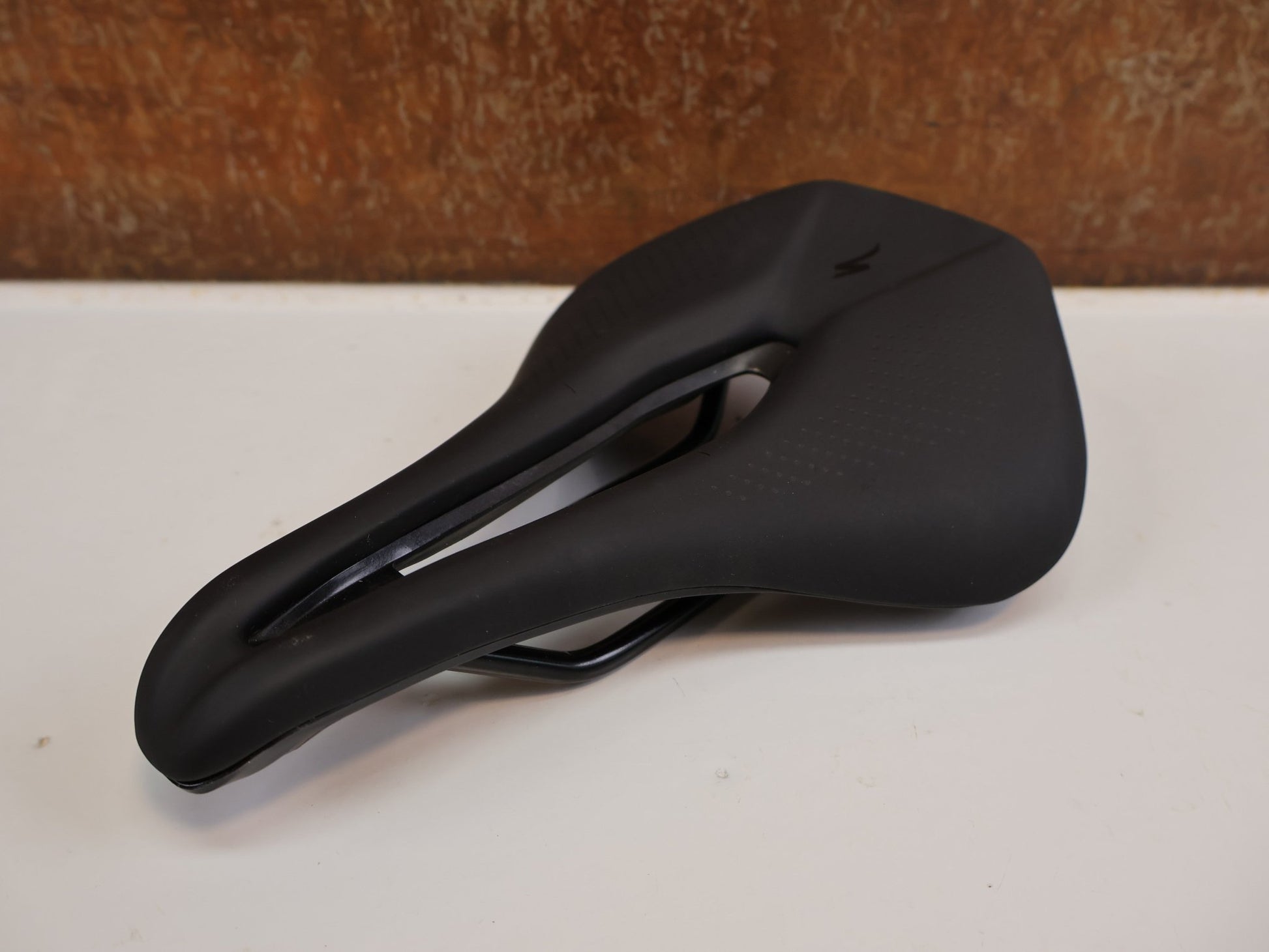 Sattel von Specialized, SPECIALIZED POWER COMP SATTEL / 155 MM / BODY GEOMETRY / CR-MO vor USEDBIKES-OB.DE Hintergrund