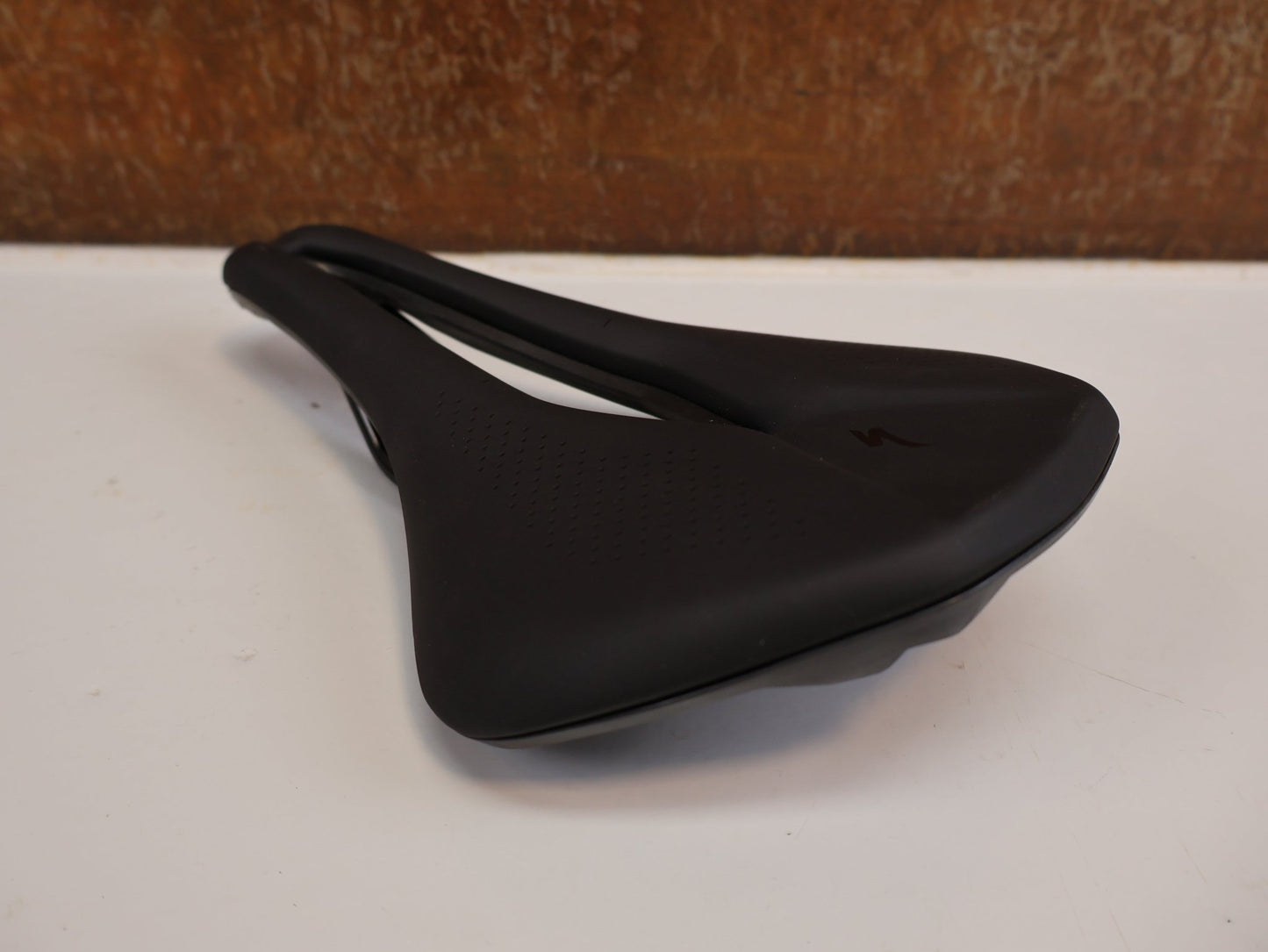 Sattel von Specialized, SPECIALIZED POWER COMP SATTEL / 155 MM / BODY GEOMETRY / CR-MO vor USEDBIKES-OB.DE Hintergrund