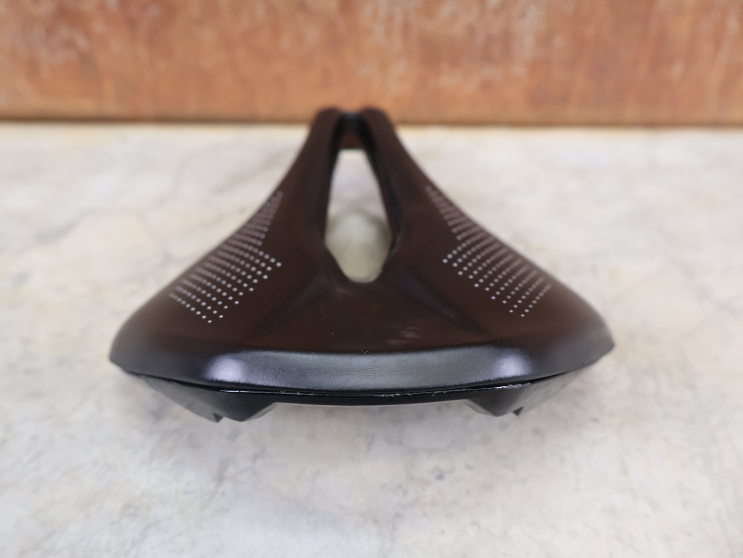 Sattel von Specialized, SPECIALIZED POWER EXPERT SATTEL / 155 MM / HOLLOW TITANIUM RAILS / 235G vor USEDBIKES - OB.DE Hintergrund