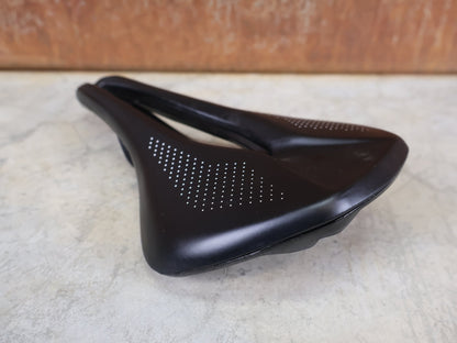 Sattel von Specialized, SPECIALIZED POWER EXPERT SATTEL / 155 MM / HOLLOW TITANIUM RAILS / 235G vor USEDBIKES - OB.DE Hintergrund