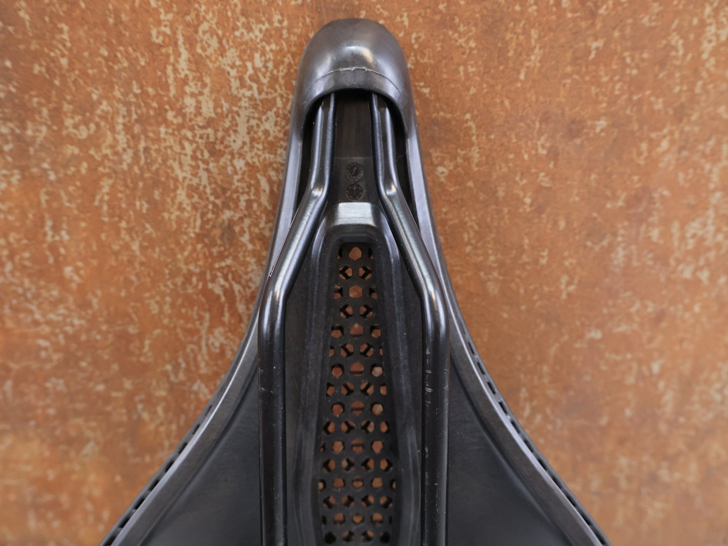 Sattel von Specialized, SPECIALIZED POWER PRO MIRROR SADDLE / 155 MM / 3D-DRUCK / TITAN vor USEDBIKES-OB.DE Hintergrund