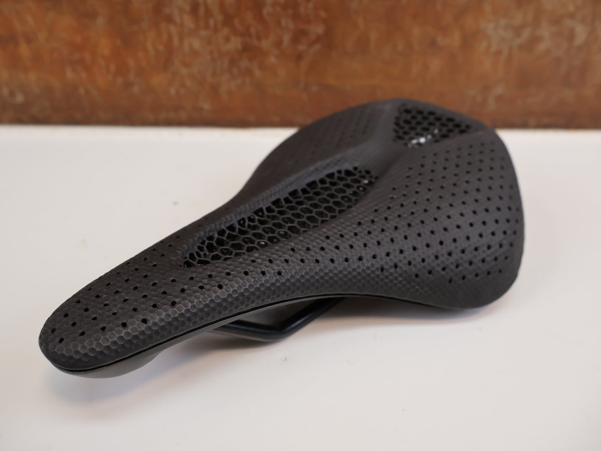 Sattel von Specialized, SPECIALIZED POWER PRO MIRROR SADDLE / 155 MM / 3D-DRUCK / TITAN vor USEDBIKES-OB.DE Hintergrund