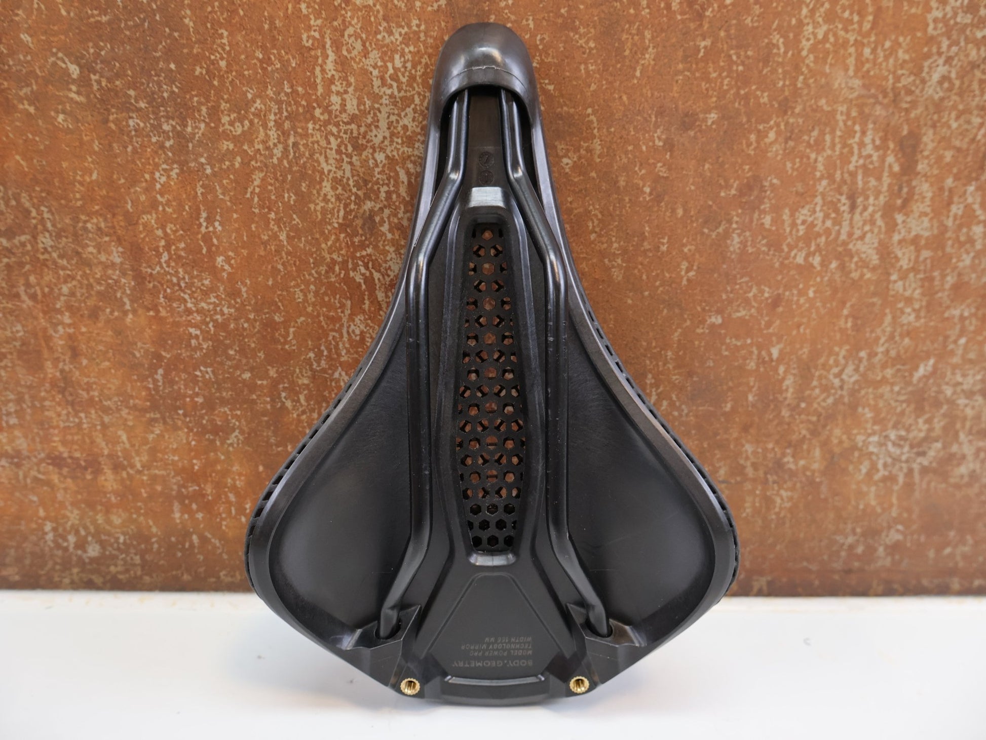 Sattel von Specialized, SPECIALIZED POWER PRO MIRROR SADDLE / 155 MM / 3D-DRUCK / TITAN vor USEDBIKES-OB.DE Hintergrund