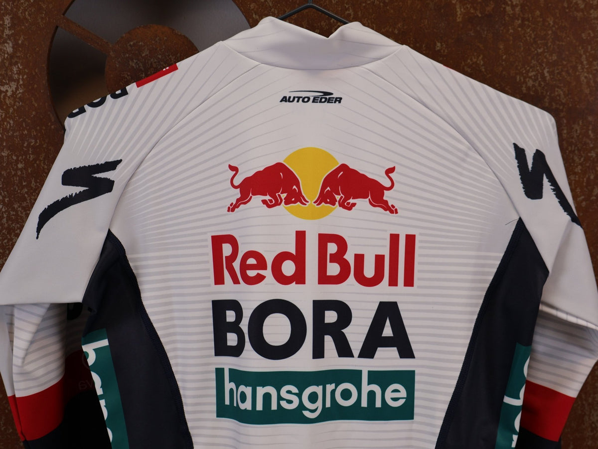 Anzug - BOH von Specialized, Specialized Red Bull BORA Cyclocross Skinsuit Long Sleeve vor USEDBIKES-OB.DE Hintergrund