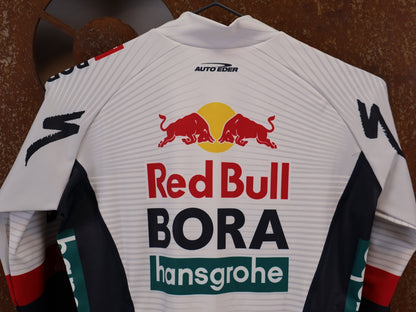 Anzug - BOH von Specialized, Specialized Red Bull BORA Cyclocross Skinsuit Long Sleeve vor USEDBIKES-OB.DE Hintergrund