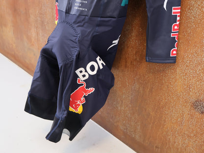 Anzug - BOH von Specialized, Specialized Red Bull BORA Cyclocross Skinsuit Long Sleeve vor USEDBIKES-OB.DE Hintergrund