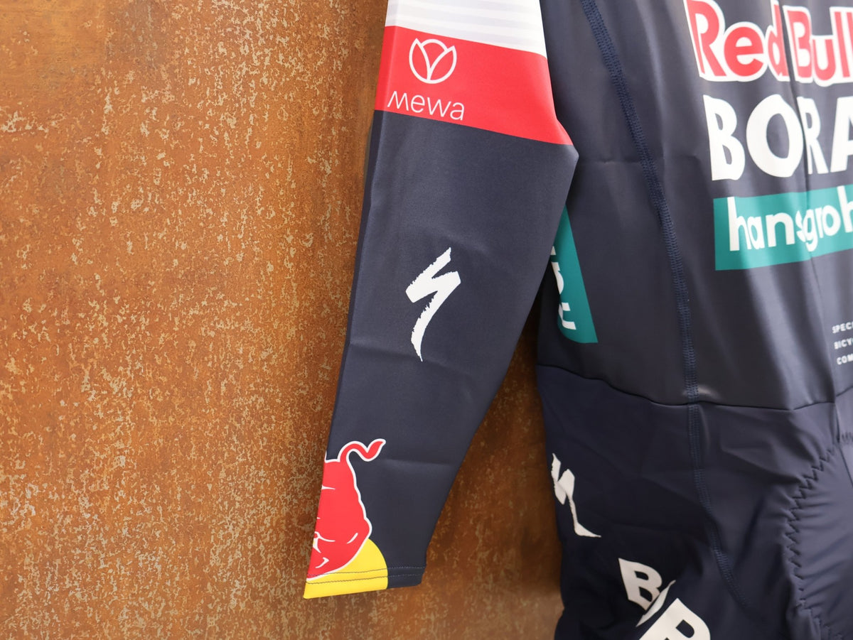 Anzug - BOH von Specialized, Specialized Red Bull BORA Cyclocross Skinsuit Long Sleeve vor USEDBIKES-OB.DE Hintergrund