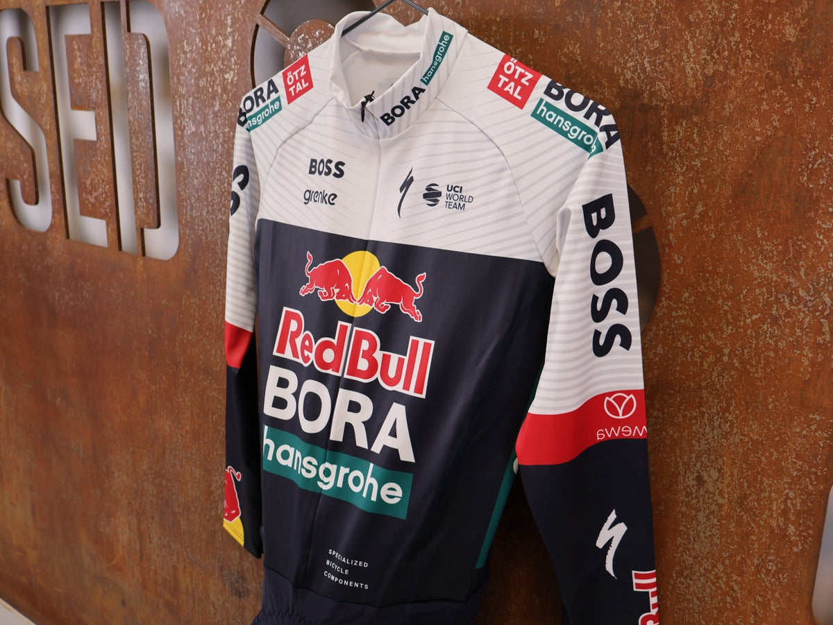 Anzug - BOH von Specialized, Specialized Red Bull BORA Cyclocross Skinsuit Long Sleeve vor USEDBIKES-OB.DE Hintergrund