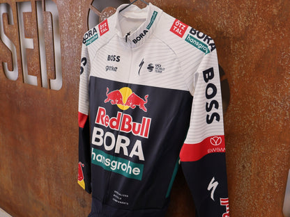 Anzug - BOH von Specialized, Specialized Red Bull BORA Cyclocross Skinsuit Long Sleeve vor USEDBIKES-OB.DE Hintergrund