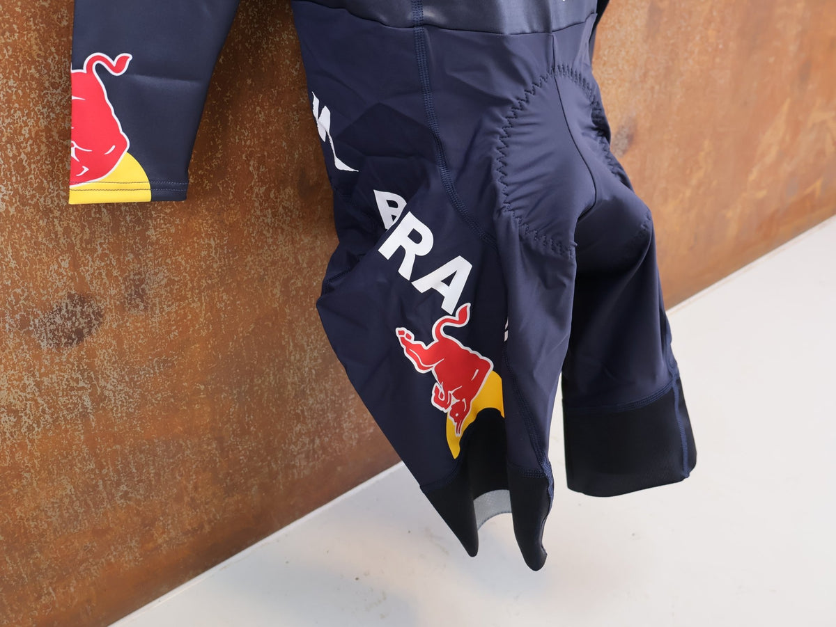 Anzug - BOH von Specialized, Specialized Red Bull BORA Cyclocross Skinsuit Long Sleeve vor USEDBIKES-OB.DE Hintergrund