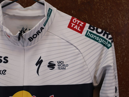 Anzug - BOH von Specialized, Specialized Red Bull BORA Cyclocross Skinsuit Long Sleeve vor USEDBIKES-OB.DE Hintergrund