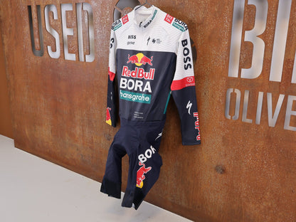 Anzug - BOH von Specialized, Specialized Red Bull BORA Cyclocross Skinsuit Long Sleeve vor USEDBIKES-OB.DE Hintergrund
