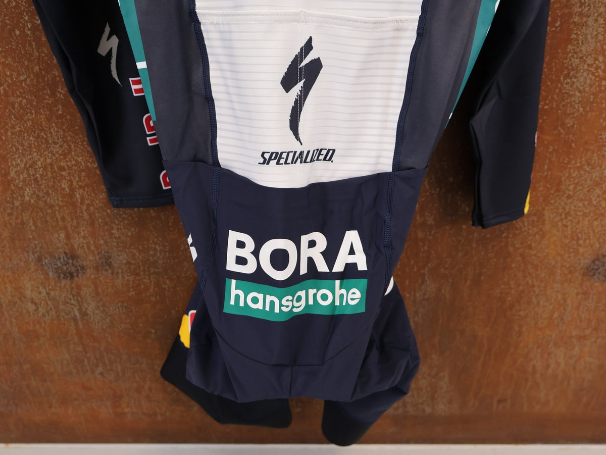 Anzug - BOH von Specialized, Specialized Red Bull BORA Cyclocross Skinsuit Long Sleeve vor USEDBIKES-OB.DE Hintergrund