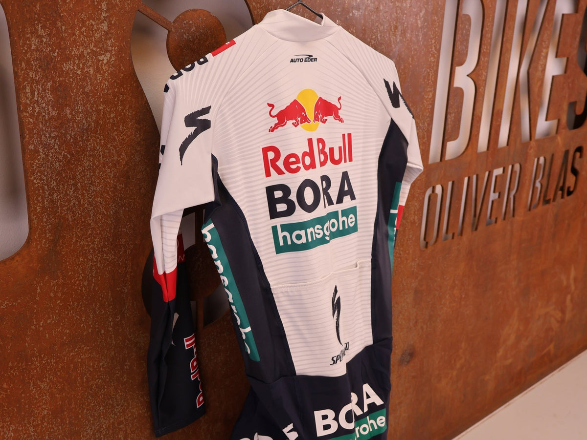 Anzug - BOH von Specialized, Specialized Red Bull BORA Cyclocross Skinsuit Long Sleeve vor USEDBIKES-OB.DE Hintergrund