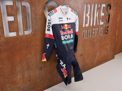 Anzug - BOH von Specialized, Specialized Red Bull BORA Cyclocross Skinsuit Long Sleeve vor USEDBIKES-OB.DE Hintergrund
