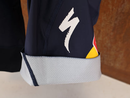 Anzug - BOH von Specialized, Specialized Red Bull BORA Cyclocross Skinsuit Long Sleeve vor USEDBIKES-OB.DE Hintergrund