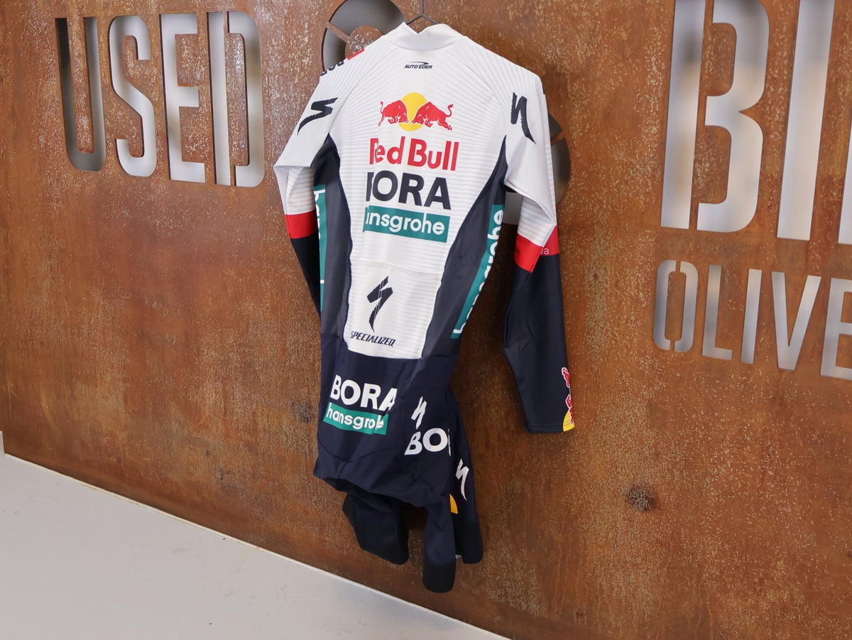 Anzug - BOH von Specialized, Specialized Red Bull BORA Cyclocross Skinsuit Long Sleeve vor USEDBIKES-OB.DE Hintergrund