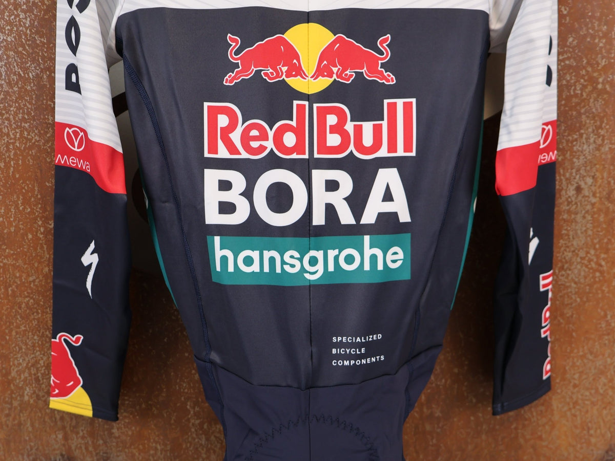 Anzug - BOH von Specialized, Specialized Red Bull BORA Cyclocross Skinsuit Long Sleeve vor USEDBIKES-OB.DE Hintergrund