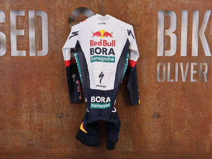 Anzug - BOH von Specialized, Specialized Red Bull BORA Cyclocross Skinsuit Long Sleeve vor USEDBIKES-OB.DE Hintergrund