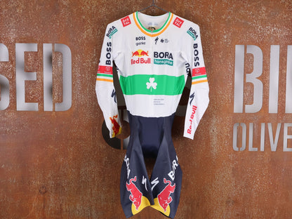 Anzug - BOH von Specialized, SPECIALIZED RED BULL - BORA HANSGROHE AERO SKIN SUIT LS / IRISH CHAMPION vor USEDBIKES - OB.DE Hintergrund
