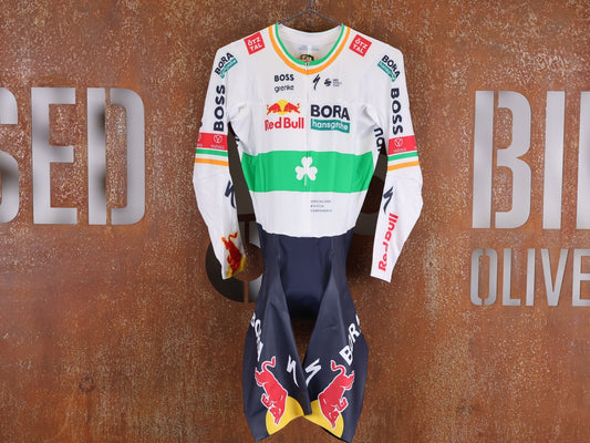 Anzug - BOH von Specialized, SPECIALIZED RED BULL - BORA HANSGROHE AERO SKIN SUIT LS / IRISH CHAMPION vor USEDBIKES - OB.DE Hintergrund