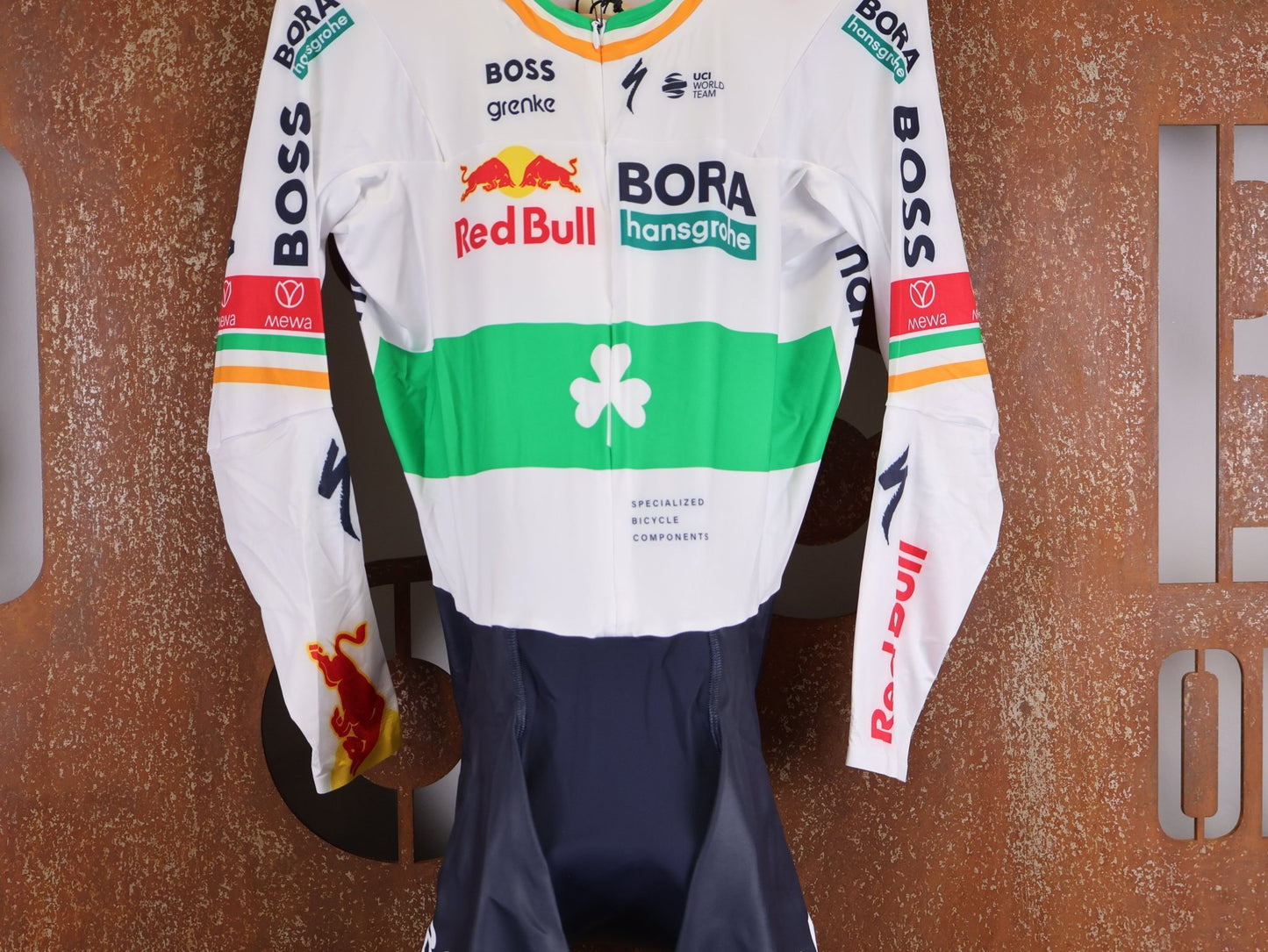 Anzug - BOH von Specialized, SPECIALIZED RED BULL - BORA HANSGROHE AERO SKIN SUIT LS / IRISH CHAMPION vor USEDBIKES - OB.DE Hintergrund