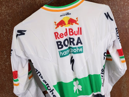 Anzug - BOH von Specialized, SPECIALIZED RED BULL - BORA HANSGROHE AERO SKIN SUIT LS / IRISH CHAMPION vor USEDBIKES - OB.DE Hintergrund