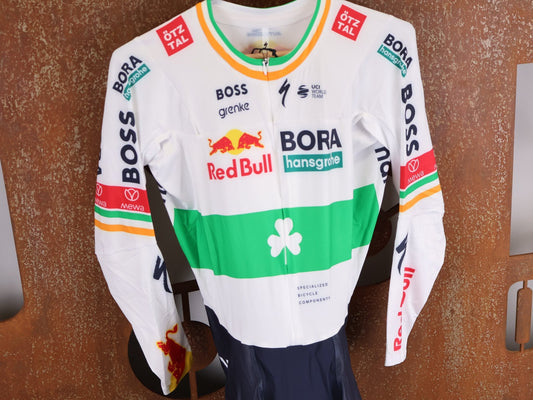 Anzug - BOH von Specialized, SPECIALIZED RED BULL - BORA HANSGROHE AERO SKIN SUIT LS / IRISH CHAMPION vor USEDBIKES - OB.DE Hintergrund
