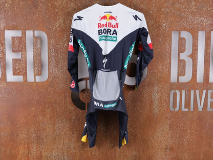 Anzug - BOH von Specialized, SPECIALIZED RED BULL - BORA HANSGROHE AERO SKIN SUIT LS / LANGARM EINTEILER U23 vor USEDBIKES - OB.DE Hintergrund