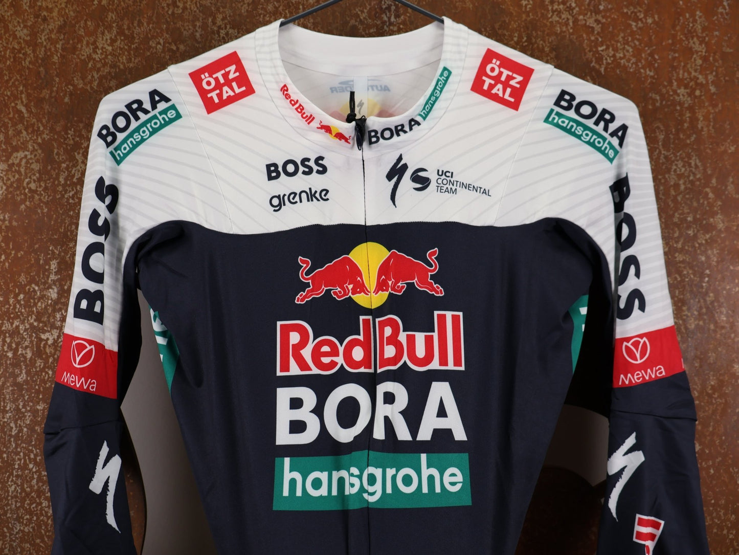 Anzug - BOH von Specialized, SPECIALIZED RED BULL - BORA HANSGROHE AERO SKIN SUIT LS / LANGARM EINTEILER U23 vor USEDBIKES - OB.DE Hintergrund