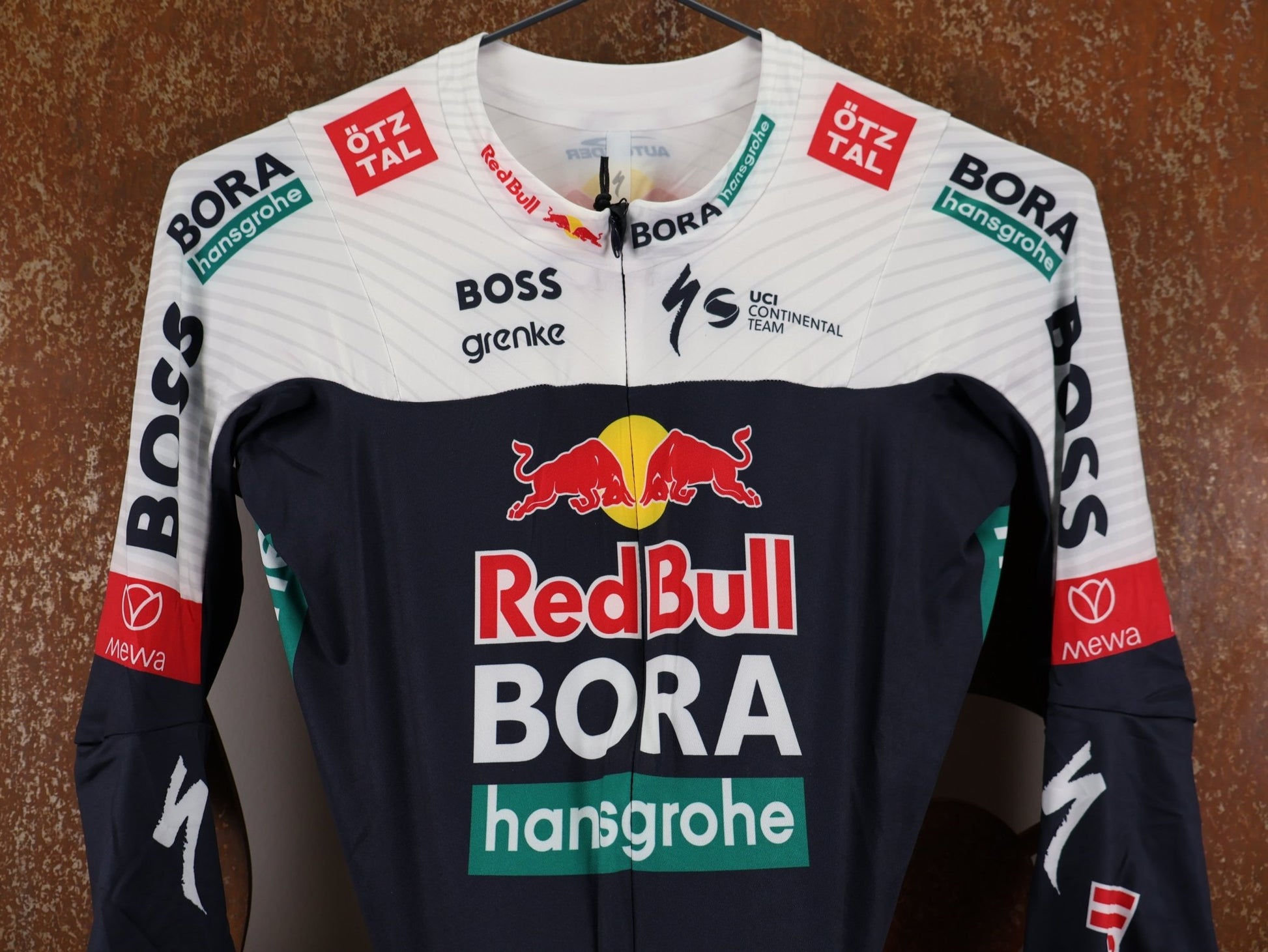 Anzug - BOH von Specialized, SPECIALIZED RED BULL - BORA HANSGROHE AERO SKIN SUIT LS / LANGARM EINTEILER U23 vor USEDBIKES - OB.DE Hintergrund