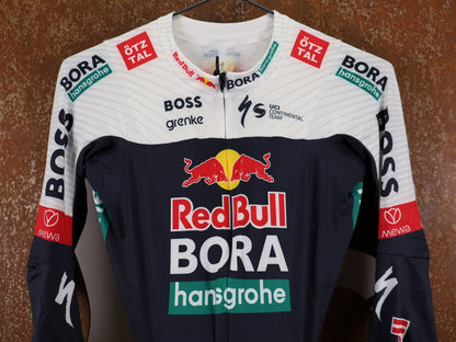 Anzug - BOH von Specialized, SPECIALIZED RED BULL - BORA HANSGROHE AERO SKIN SUIT LS / LANGARM EINTEILER U23 vor USEDBIKES - OB.DE Hintergrund