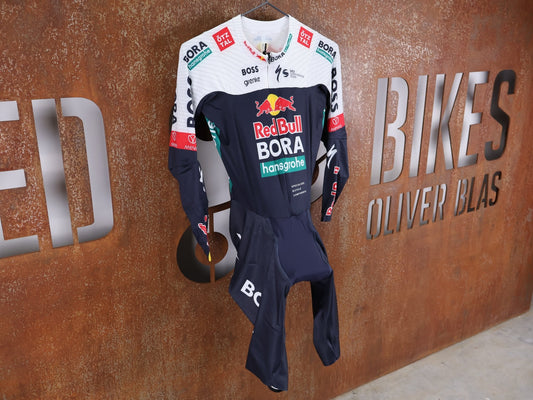 Anzug - BOH von Specialized, SPECIALIZED RED BULL - BORA HANSGROHE AERO SKIN SUIT LS / LANGARM EINTEILER U23 vor USEDBIKES - OB.DE Hintergrund