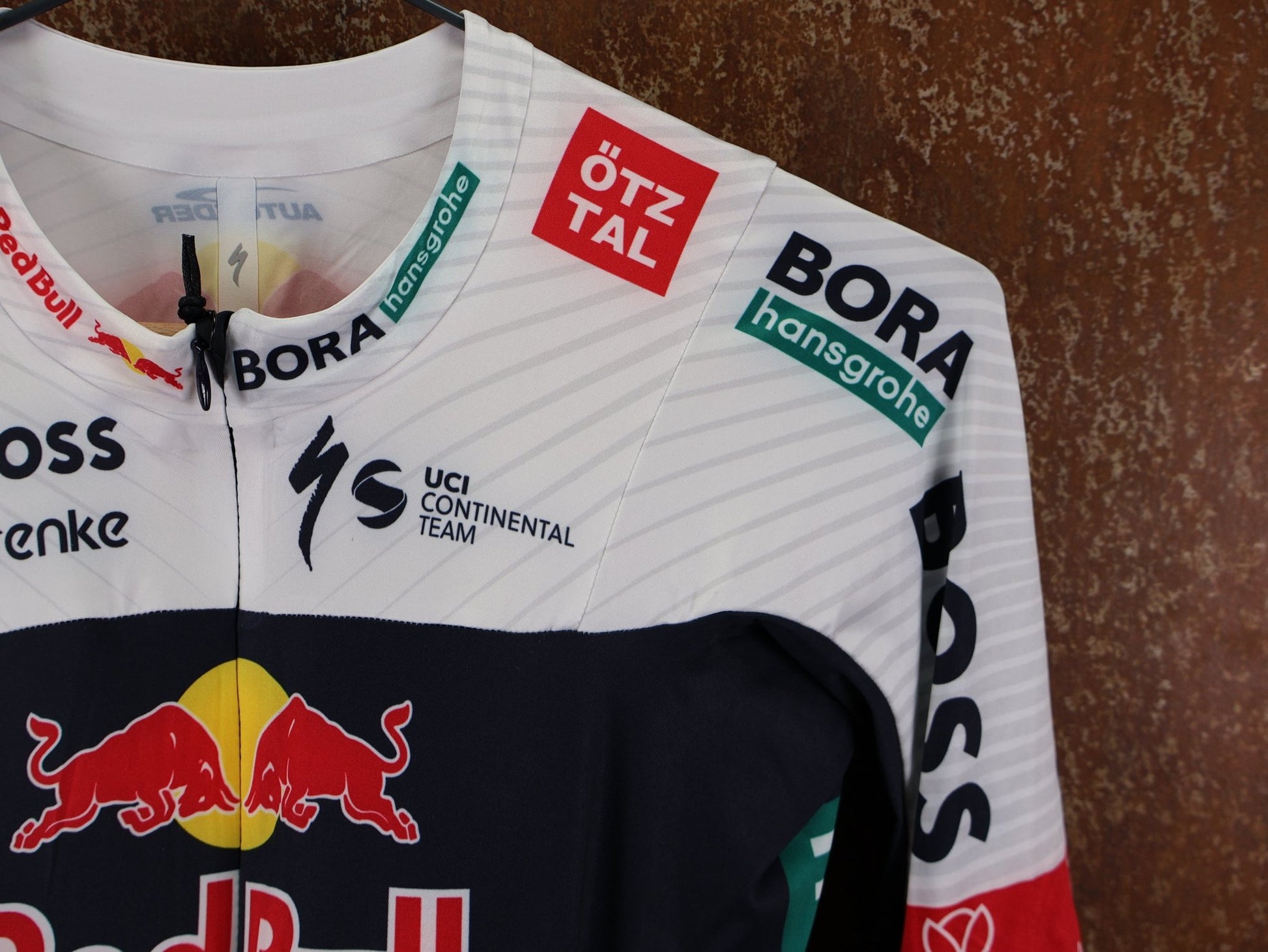 Anzug - BOH von Specialized, SPECIALIZED RED BULL - BORA HANSGROHE AERO SKIN SUIT LS / LANGARM EINTEILER U23 vor USEDBIKES - OB.DE Hintergrund