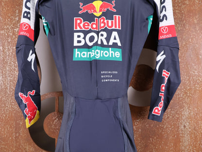 Anzug - BOH von Specialized, SPECIALIZED RED BULL - BORA HANSGROHE AERO SKIN SUIT LS / LANGARM EINTEILER U23 vor USEDBIKES - OB.DE Hintergrund