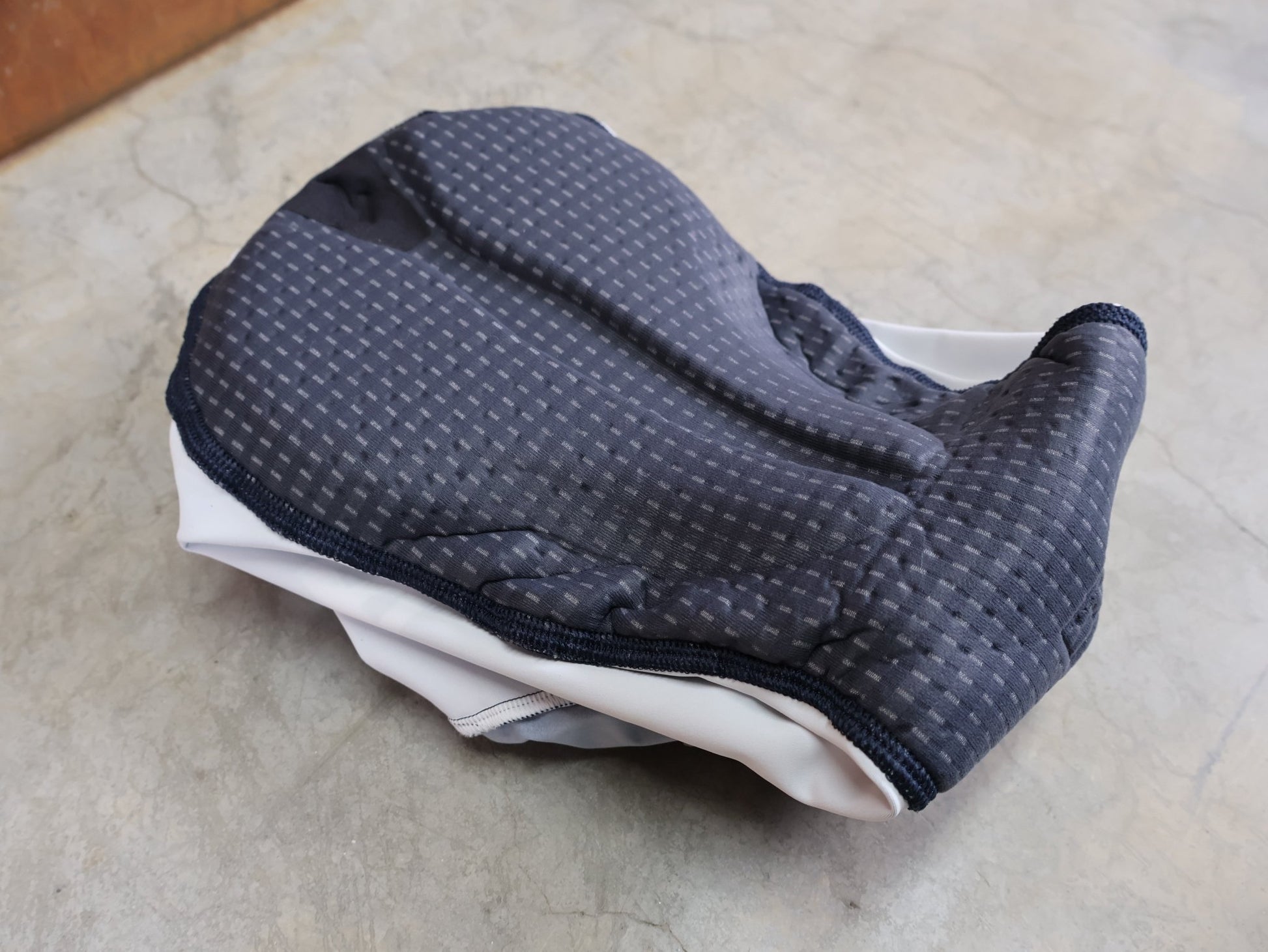 Anzug - BOH von Specialized, SPECIALIZED RED BULL - BORA HANSGROHE AERO SKIN SUIT LS / LANGARM EINTEILER U23 vor USEDBIKES - OB.DE Hintergrund