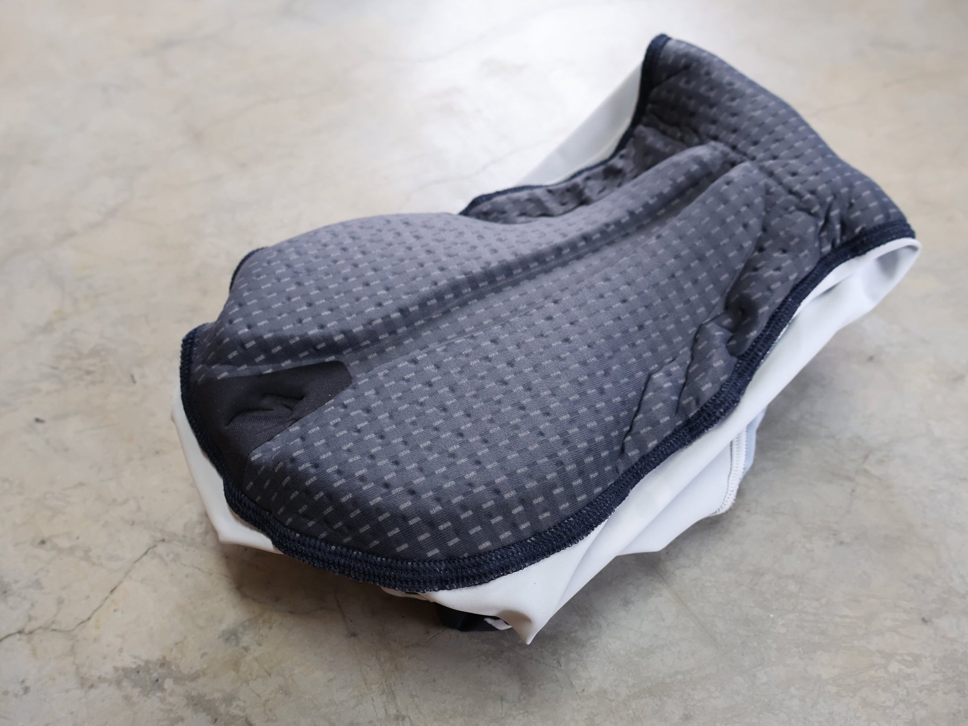 Anzug - BOH von Specialized, SPECIALIZED RED BULL - BORA HANSGROHE AERO SKIN SUIT LS / LANGARM EINTEILER U23 vor USEDBIKES - OB.DE Hintergrund