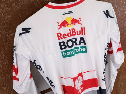 Anzug - BOH von Specialized, SPECIALIZED RED BULL - BORA HANSGROHE AERO SKIN SUIT LS / POLAND CHAMPION vor USEDBIKES - OB.DE Hintergrund