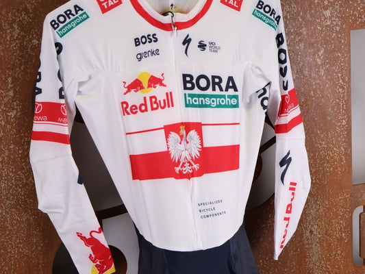Anzug - BOH von Specialized, SPECIALIZED RED BULL - BORA HANSGROHE AERO SKIN SUIT LS / POLAND CHAMPION vor USEDBIKES - OB.DE Hintergrund