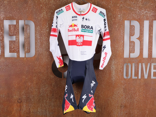 Anzug - BOH von Specialized, SPECIALIZED RED BULL - BORA HANSGROHE AERO SKIN SUIT LS / POLAND CHAMPION vor USEDBIKES - OB.DE Hintergrund