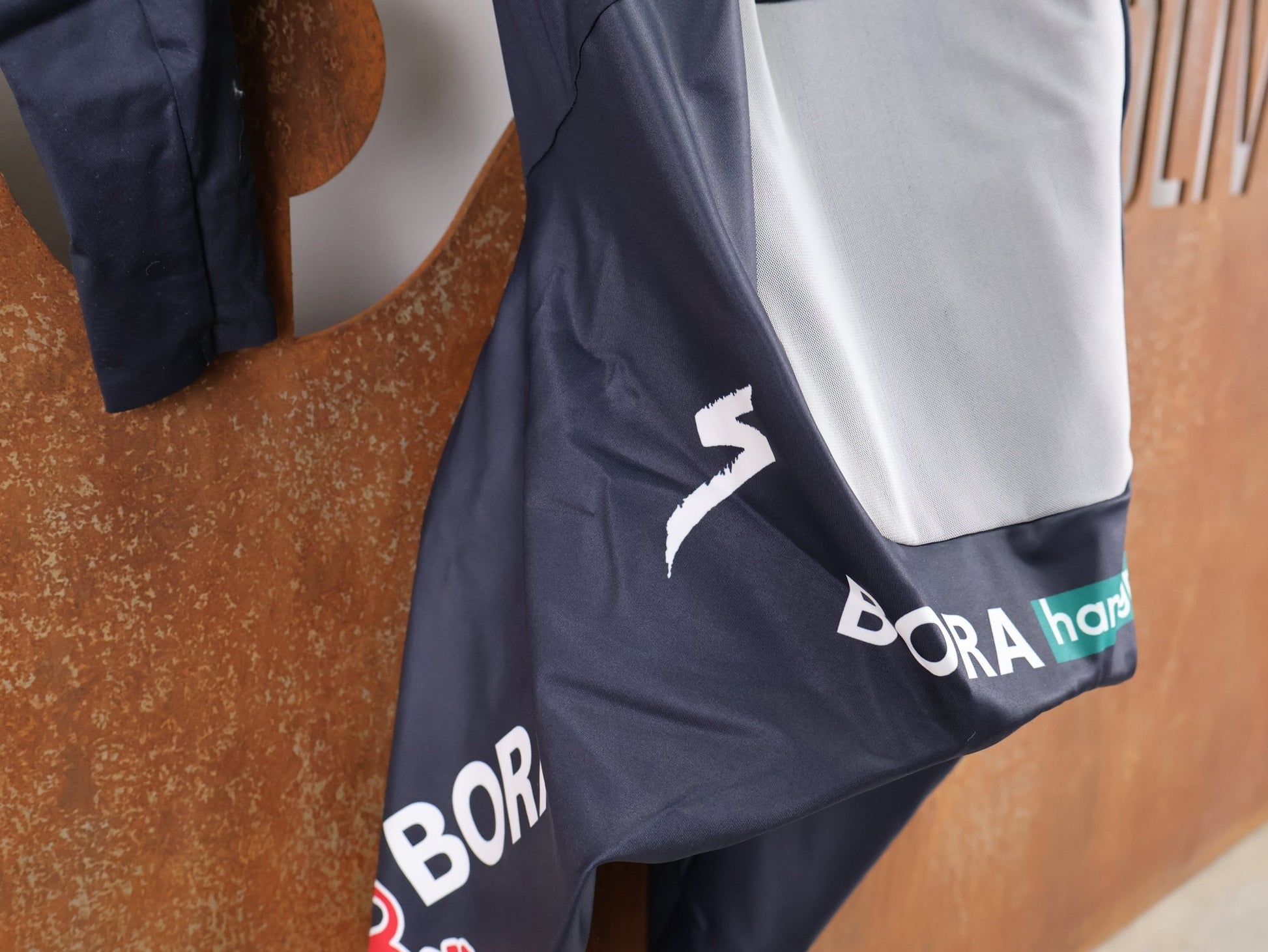 Anzug - BOH von Specialized, SPECIALIZED RED BULL - BORA HANSGROHE AERO SKIN SUIT LS ROGLIČ / LANGARM EINTEILER vor USEDBIKES - OB.DE Hintergrund