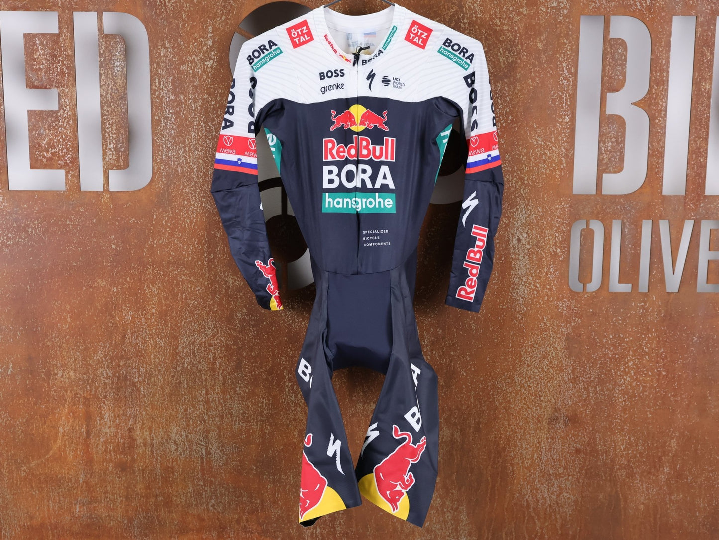 Anzug - BOH von Specialized, SPECIALIZED RED BULL - BORA HANSGROHE AERO SKIN SUIT LS ROGLIČ / LANGARM EINTEILER vor USEDBIKES - OB.DE Hintergrund