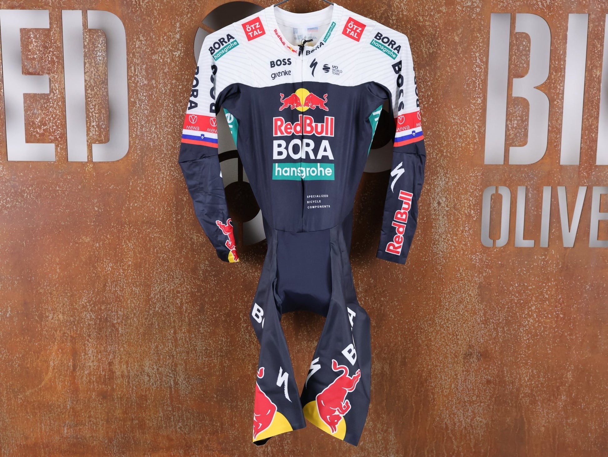Anzug - BOH von Specialized, SPECIALIZED RED BULL - BORA HANSGROHE AERO SKIN SUIT LS ROGLIČ / LANGARM EINTEILER vor USEDBIKES - OB.DE Hintergrund