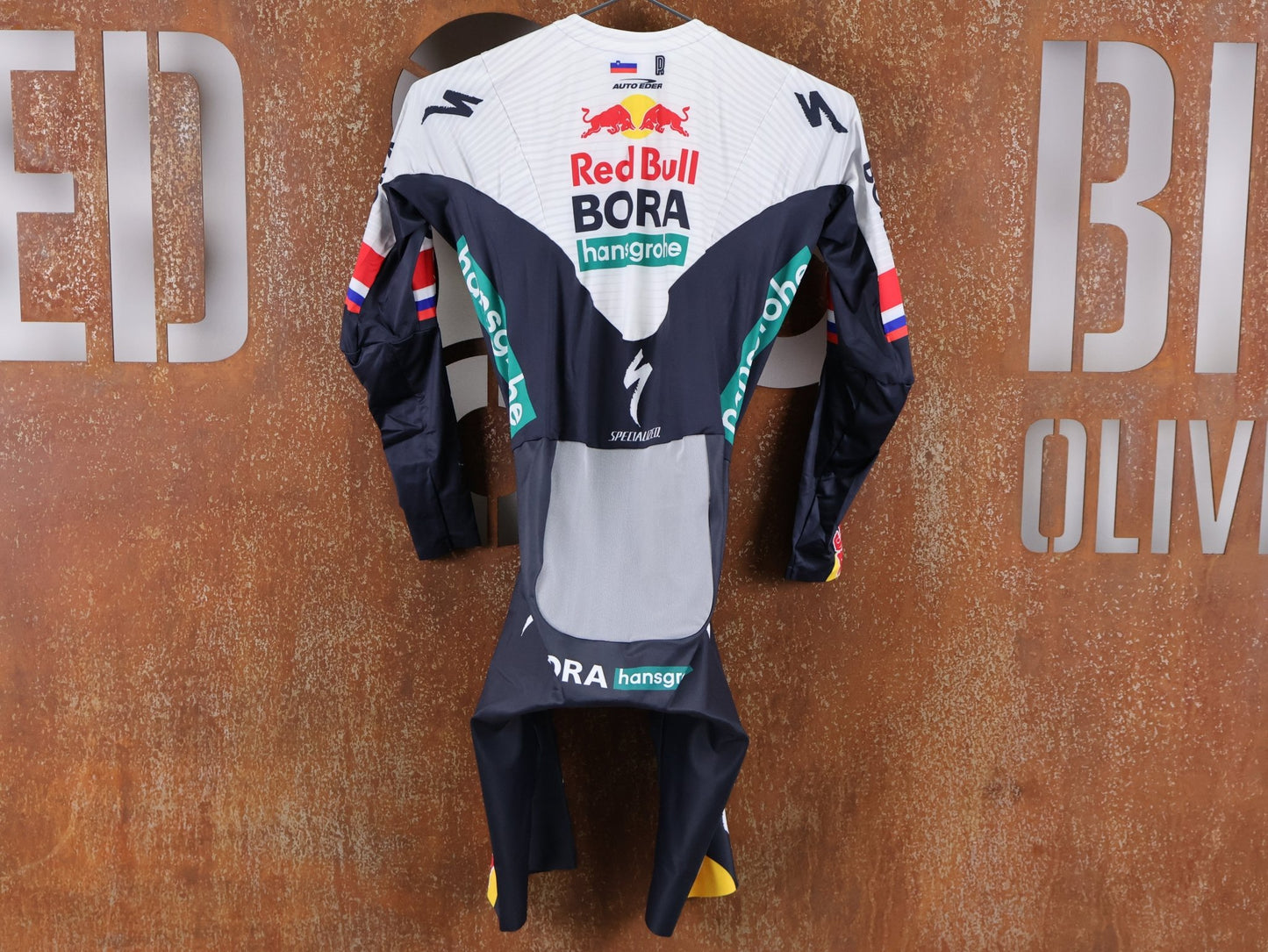 Anzug - BOH von Specialized, SPECIALIZED RED BULL - BORA HANSGROHE AERO SKIN SUIT LS ROGLIČ / LANGARM EINTEILER vor USEDBIKES - OB.DE Hintergrund