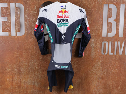 Anzug - BOH von Specialized, SPECIALIZED RED BULL - BORA HANSGROHE AERO SKIN SUIT LS ROGLIČ / LANGARM EINTEILER vor USEDBIKES - OB.DE Hintergrund