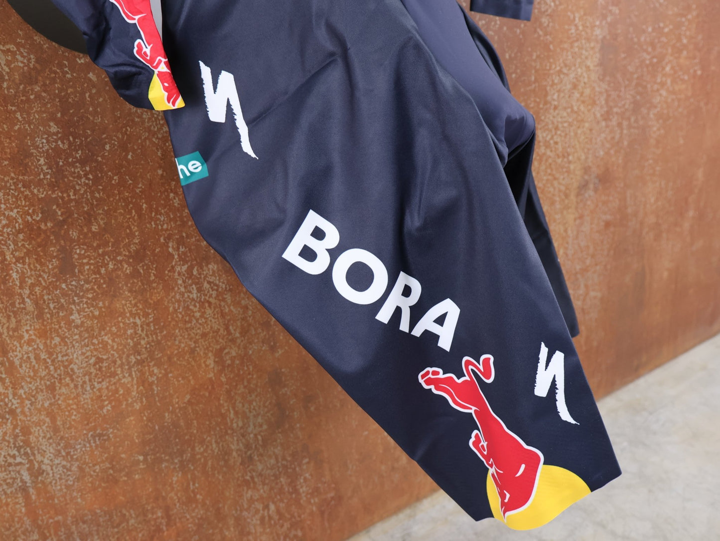Anzug - BOH von Specialized, SPECIALIZED RED BULL - BORA HANSGROHE AERO SKIN SUIT LS ROGLIČ / LANGARM EINTEILER vor USEDBIKES - OB.DE Hintergrund