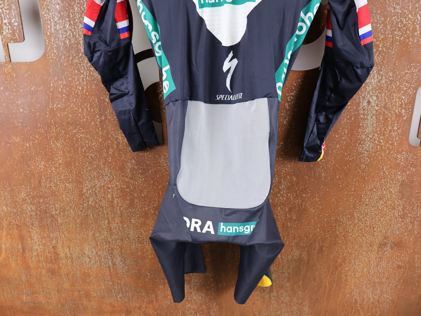 Anzug - BOH von Specialized, SPECIALIZED RED BULL - BORA HANSGROHE AERO SKIN SUIT LS ROGLIČ / LANGARM EINTEILER vor USEDBIKES - OB.DE Hintergrund