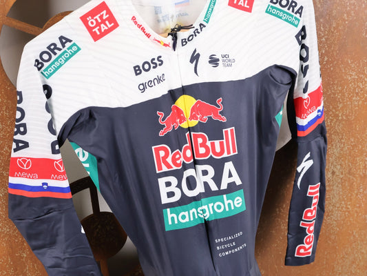 Anzug - BOH von Specialized, SPECIALIZED RED BULL - BORA HANSGROHE AERO SKIN SUIT LS ROGLIČ / LANGARM EINTEILER vor USEDBIKES - OB.DE Hintergrund