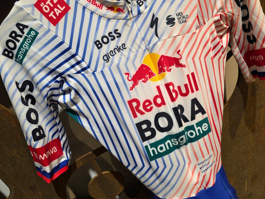 Anzug - BOH von Specialized, SPECIALIZED RED BULL - BORA HANSGROHE AERO SKIN SUIT SS / EINTEILER ROGLIC vor USEDBIKES - OB.DE Hintergrund